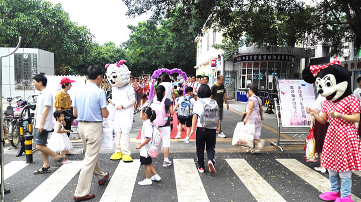 喜迎新老同學(xué)返校，樂繪美好教育藍(lán)圖,開學(xué)歡迎禮別具特色