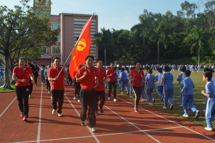 陽光體育促成長   健康快樂伴終身——標(biāo)尚學(xué)校舉行長跑日活動(dòng)