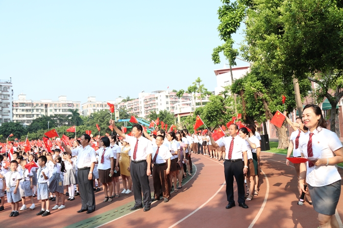 舉行主題升旗儀式，弘揚(yáng)愛國主義精神